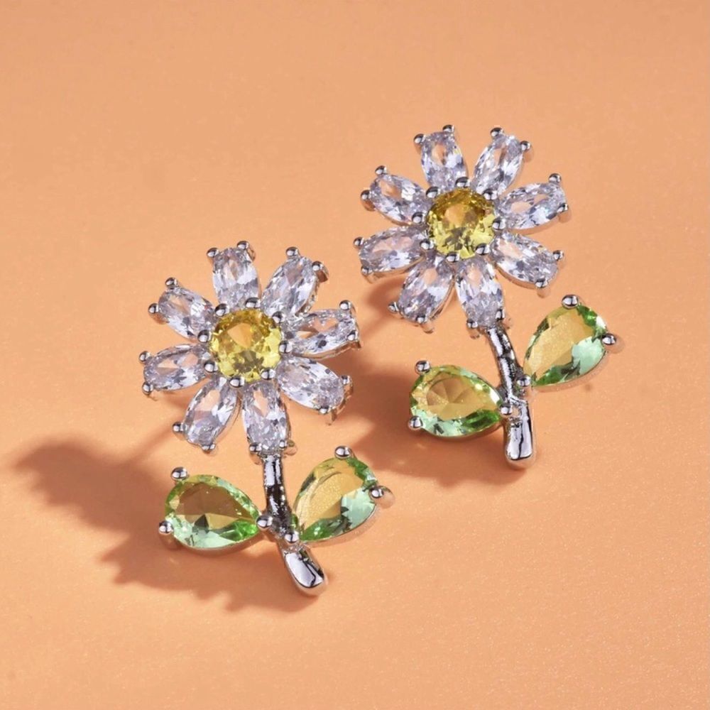 🌼 Betsey Johnson Sparkling crystal daisy earrings 🌼